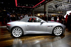 Der Jaguar-Roadster F-Type in der Seitenansicht