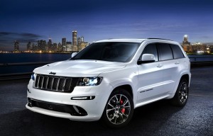 Weisser Jeep Grand Cherokee SRT Limited in der Front- Seitenansicht
