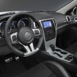 Das Cockpit des Jeep Grand Cherokee SRT Limited Edition
