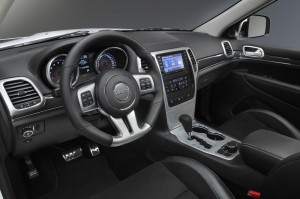 Das Cockpit des Jeep Grand Cherokee SRT Limited Edition