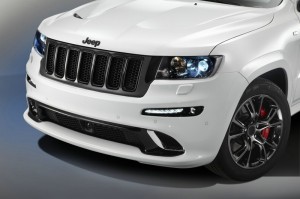 Der Kühlergrill des Jeep Grand Cherokee SRT Limited Edition