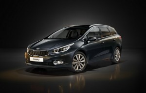 schwarzer Kia Ceed Sportswagon in der Front- Seitenansicht