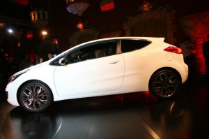 Weißer Kia Pro Cee'd 2013 in der Seitenansicht