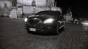 Lancia Delta bei Nacht mit eingeschaltete Scheinwerfer