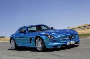Mercedes-Benz SLS AMG Electric Drive in Blau (Fahraufnahme)