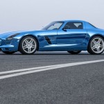 Blauer Mercedes-Benz SLS AMG Electric Drive von der Seite