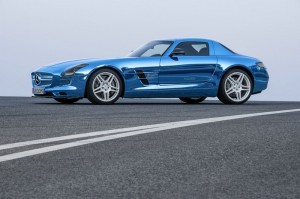 Blauer Mercedes-Benz SLS AMG Electric Drive von der Seite