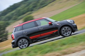 Die Seitenansicht des Mini Countryman John Cooper Works