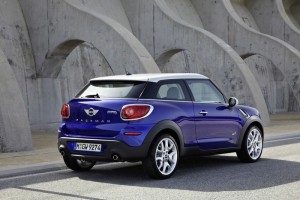 Mini Paceman in Blau in der Heckansicht