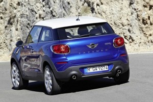 Blauer Mini Paceman in der Heckansicht