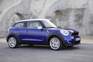 Mini-Kleinwagen-Modell Paceman in der Seitenansicht