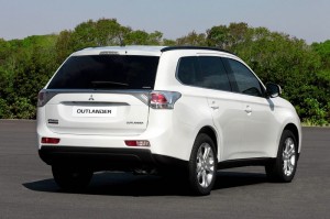 Weißer Mitsubishi Outlander in der Heckansicht (2012)