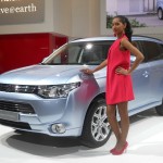 Mitsubishi Outlander PHEV + Hostess auf dem Pariser Autosalon 2012