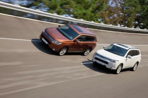 2013 Mitsubsihi Outlander in Weiss und in Rot