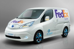 Nissan-Elektrolieferwagen e-NV200 Concept in der Front- Seitenansicht