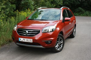 Roter Renault Koleos dCi 150 4x4 in der Frontansicht