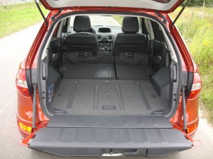 Der Kofferraum des Renault Koleos dCi 150 4x4 bietet ausreichend Platz fürs Gepäck