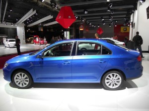 Neuer Seat Toledo in der Seitenansicht (Farbe Blau)