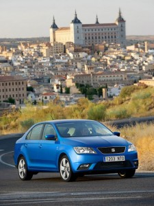 Seat Toledo in Blau in der Front- Seitenansicht