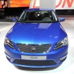 Blauer Seat Toledo in der Frontansicht (Pariser Autosalon)