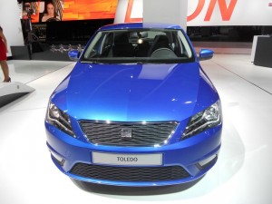 Blauer Seat Toledo in der Frontansicht (Pariser Autosalon)