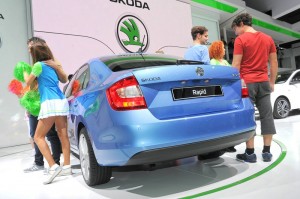 Neuer Skoda Rapid in Blau von hinten