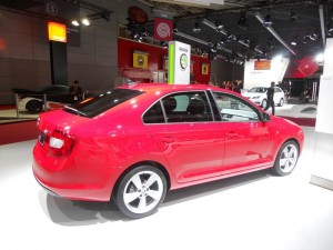 Roter Skoda Rapid auf der Pariser Automobilmesse 2012