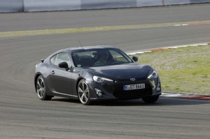 Schwarzer Toyota GT86 auf der Strecke