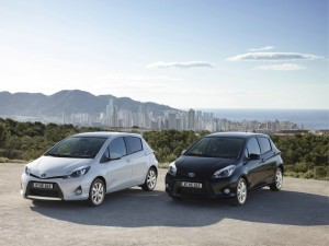 Toyota Yaris Hybrid in den Farben Weiß und schwarz