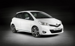 Weisser Toyota Yaris Trend in der Front- Seitenansicht