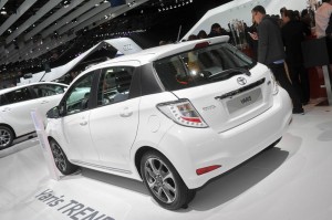 Weißer Toyota Yaris Trend in der Heckansicht