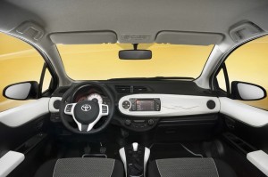 Das Armaturenbrett des Toyota Yaris Trend