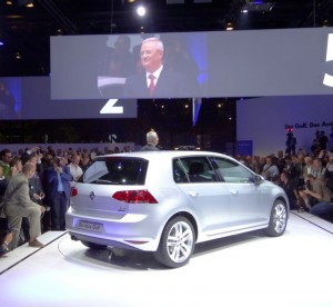Volkswagen Golf 7 in der Seiten- Heckansicht