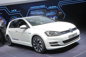 VW Golf Bluemotion in Weiss auf der Paris Motor Show 2012