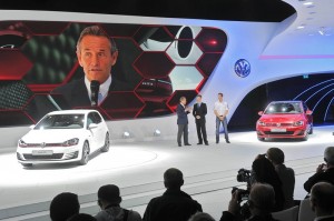 VW-Studie Golf 7 GTI in Rot und Weiß auf der Paris Motor Show 2012