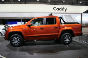 Neuer Volkswagen Amarok Canyon in Rot-Orange in der Seitenansicht