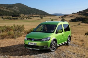 Vimperngrüner VW Cross Caddy in der Frontansicht