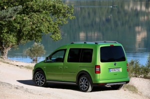 VW Cross Caddy in Viperngrün in der Heckansicht