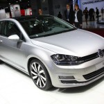 Silberner Volkswagen Golf 7 auf der Automesse in Paris