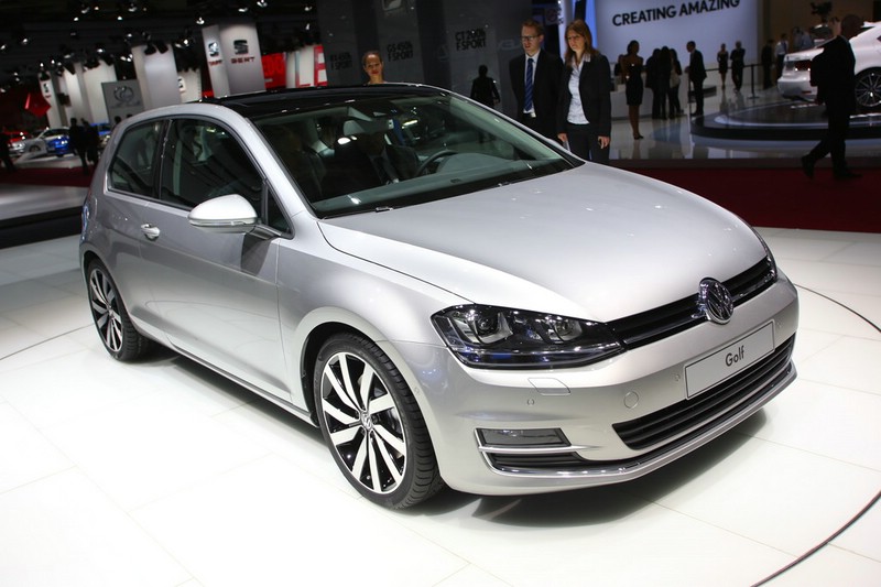 Silberner Volkswagen Golf 7 auf der Automesse in Paris