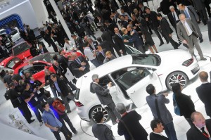 Weisser Volkswagen Golf 7 auf der Pariser Automesse 2012