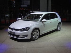 Weisser Volkswagen Golf VII 2012 auf einer Messe