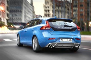 Blauer Volvo V40 R-Design in der Heckansicht (Rebel Blue)