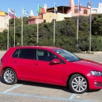 Volkswagen Golf iin Rot n der Seitenansicht