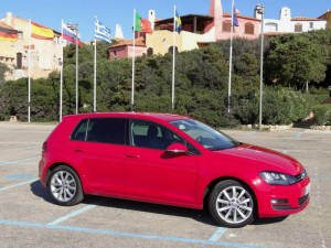 Volkswagen Golf iin Rot n der Seitenansicht