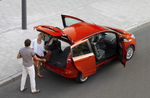 Roter Ford B-Max - geöffnete Türen