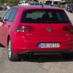 Die Heckansicht des Volkswagen Golf (Rot)
