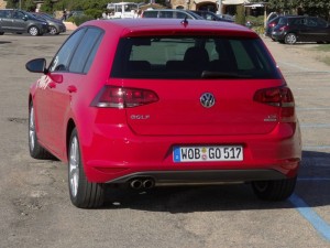 Die Heckansicht des Volkswagen Golf (Rot)
