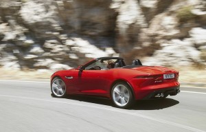 Roter Jaguar F-Type in der Seiten- Heckansicht