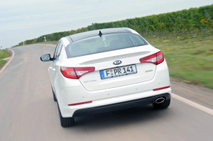 Kia Optima Hybrid in Weiss in der Heckansicht